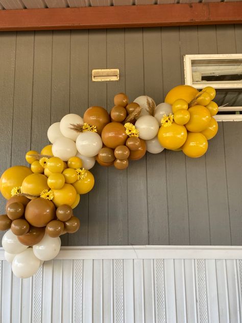 Yellow And Brown Balloon Garland, Sunflower Balloon Arch, Bee Balloon Arch, Sunflower Balloon Garland, Sunflower Balloons, Sunflower Party Themes, Prom Balloons, Bee Balloon, Balloon Colors