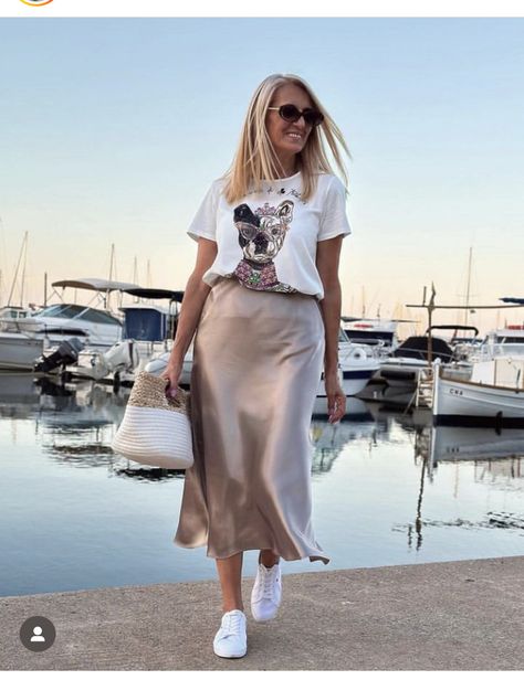 Silk Midi Skirt Outfit, Skirt With Tshirt, Slip Skirt Outfit, Skirt Outfit Casual, Style Uniform, Satin Skirt Outfit, Midi Skirt Outfit, Skirt And Sneakers, Casual Day Outfits