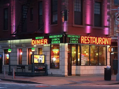 City Dinner Outfit, Best Diners In Nyc, New York Diner, New York Must See, Sandwiches Breakfast, Breakfast Diner, Diner Aesthetic, Dinner Outfit Fall, Green Facade