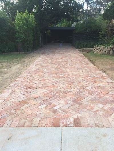 Red Brick Driveway Edging, Herringbone Brick Floor Outdoor, Brick Herringbone, Brick Paver Driveway, Bord Design, Modern Driveway, Brick Driveway, Brick Paver Patio, Brick Pathway