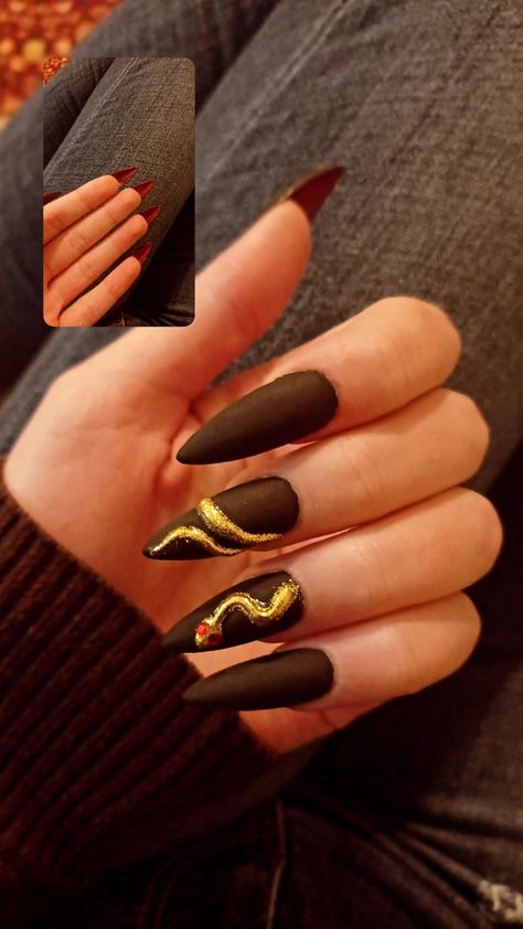 Nails black snake gold louboutin red long extra Almond Snake Nails, Black And Gold Snake Nails, Gold Snake Nails, Red Snake Nails, Hallow Nails, Snake Nails Designs, Snake Nail Art, Snake Queen, Swift Nails