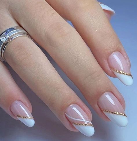 White And Gold Simple Nails, White And Gold Nails Simple Almond, Gold And French Tip Nails, Nails For First Communion, Nails With Yellow Dress, French Tips With Gold Line, White Tips With Design, White And Gold Almond Nails, White And Gold Nails Simple