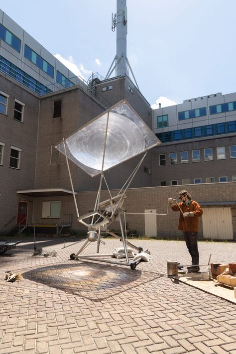 Jelle Seegers presented his Solar Metal Smelter at Dutch Design Week. Photo is by Iris Rijskamp. Mini Solar Panel, Solar Greenhouse, Melting Metal, Solar Car, Solar Roof, Energy Crisis, Electrical Energy, Scrap Material, Australian Architecture