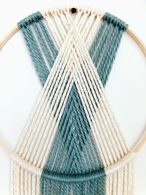 Macrame With Hoops Diy, Modern Macrame Wall Hanging Diy, Circular Weaving Wall Hangings, Embroidery Hoop Macrame, Round Macrame Wall Hanging Diy Tutorial, Diy Circle Wall Decor, Metal Ring Macrame Diy, Macrame Wall Hanging Round, Macrame Dreamcatcher Diy