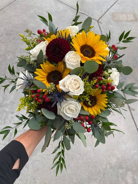 Fall Flowers With Sunflowers, Tuscan Party, Red Roses And Sunflowers, Flower Color Palette, Sunflower Floral Arrangements, Flower Recipe, Sunflower Bridal Bouquet, Wedding Bridesmaid Bouquets, Wedding In October