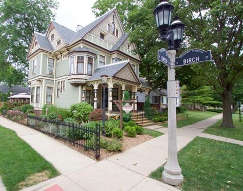 Small Victorian Homes, Victorian Houses For Sale, 50s Home, Lead Glass, Crown Moldings, Side Yards, Professional Landscaping, Old Houses For Sale, Bright Kitchens