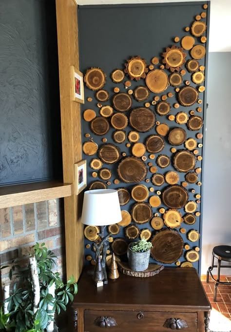 Log Walls Interior, Log Wall Decor, Wood Slice Art Decor, End Grain Flooring, Vintage Home Decor Ideas, Easy Diy Furniture, Home Decor Easy Diy, Log Wall, Home Decor Crafts Diy