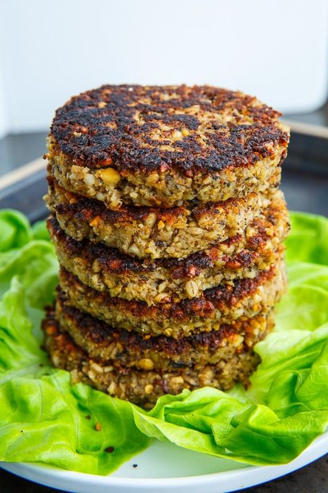 Mushroom and Eggplant Veggie Burgers Eggplant Burger, Recipes Burgers, Vege Burgers, Vegan Veggie Burger, Vegetarian Burgers, Veggie Burger Patties, Vegan Burger Recipe, Meatless Dishes, Closet Cooking