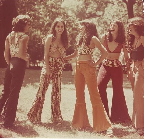 Authentic 70s Photos, 70s Vibe Outfits, Late 70s Aesthetic, Real 70s Fashion, 60s Hippie Aesthetic, Dazed And Confused Outfits, 70s Party Aesthetic, 80s Hippie Outfits, Black 70s Aesthetic