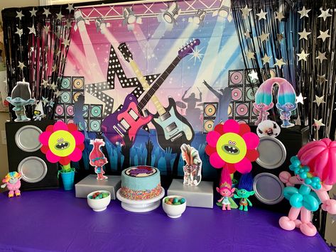 Trolls Rock And Roll Party, Queen Barb Cake, Queen Barb Trolls Party, Trolls World Tour Party Decorations, Trolls World Tour Birthday Party Ideas, Trolls World Tour Party, Diy Trolls Birthday Party, Troll Party Theme, Queen Barb