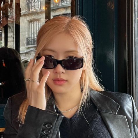 rosé icons; rosé sunglasses icon; icons kpop; icons perfil; icons aesthetic; kpop girls icons. #icons #Blackpinkicons #kgirl #ulzzang Rosé Lq Icons, Blackpink Rosé Icons, Rosé Girlfriend Material, Rosé Lq, Blackpink Icons, Rose Icon, Girl With Sunglasses, Rosé Blackpink, Pretty And Cute