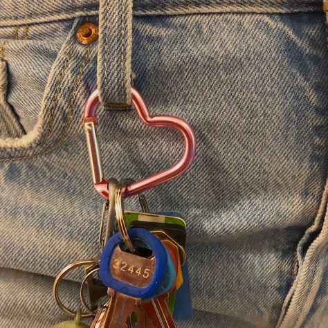 Wallet Keychain Aesthetic, Cool Keyrings, Aesthetic Carabiner, Carabiner Aesthetic, Carabiner Outfit, Carabiner Keychain Aesthetic, Keyring Aesthetic, Car Keys Aesthetic, Keychains Aesthetic