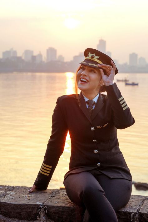 Classy Airport Outfit, Just Me Myself And I, Women Pilot, Pilot Career, Flight Girls, Pilot Uniform, Army Look, Jet Fighter Pilot, Pilots Aviation