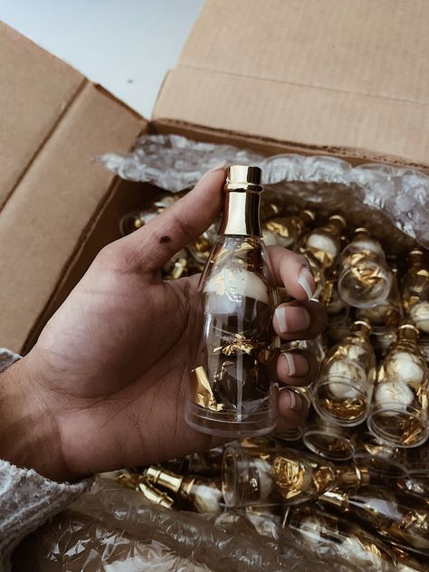 Gatsby Wedding Favors, Gold Party Favors, Gatsby Birthday Party, Mini Champagne Bottles, Christmas Gift Basket Ideas, Christmas Food Gifts, Gift For Mom Christmas, Diy Christmas Gifts Cheap, Mini Champagne