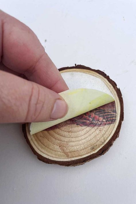 Projects With Wood Slices, Log Rounds Projects Tree Slices, How To Make Wood Slice Ornaments, Christmas Scene Craft, Diy Wood Christmas Ornaments Tree Slices, Cedar Rounds Ideas Wood Slices, Tree Twigs Decor Diy Ideas, Rustic Wooden Ornaments, Wooden Slices Centerpiece