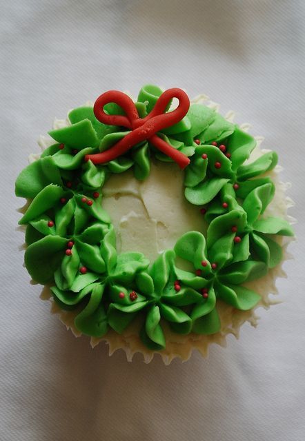 Christmas Wreath Cupcake | www.thereforthebaking.com | Flickr Donat Glaze, Jul Kaka, Holiday Cupcakes, Cupcakes Decorados, Cupcake Frosting, God Mat, Christmas Sweets, Christmas Cupcakes, Christmas Snacks