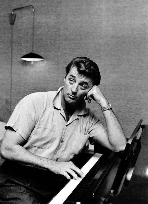 Twitter Robert Mitchum Movies, Robert Mitchum, North By Northwest, Very Important Person, Golden Age Of Hollywood, Hollywood Actor, Classic Films, Vintage Hollywood, Classic Movies