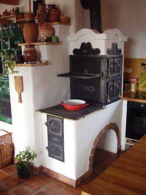 Traditional cooking stove of Harghita, Romania. Alter Herd, Old Stove, Earthship Home, Tanah Liat, Cob House, Natural Building, Kitchen Stove, Built In Ovens, Stove Fireplace