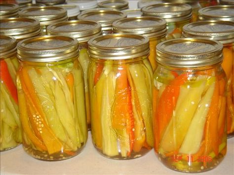 Italian Pickled Banana Peppers from Food.com:   								I use hot hungarian peppers and modify the amount of sugar or splenda as well as the amount of seeds/membrane in the pepper to control the heat.  We slice these length wise and they are great on burgers, pizza, salads, or even plain. Pickled Banana Peppers Recipe, Preserving Pickles, Canned Peppers, Dehydrated Veggies, Salsa Peppers, Banana Peppers Recipe, Pickle Pizza Recipe, Canning Banana Peppers, Recipes With Banana Peppers