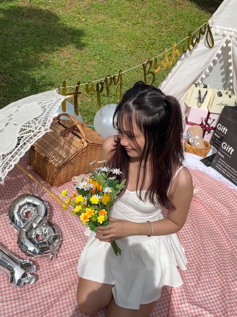 Birthday Picnic Aesthetic Pictures, Cold Picnic Outfit, Picnic Birthday Party Aesthetic Outfit, Birthday Outfit Picnic, Birthday Photo Outdoor, Picnic Birthday Party Outfit, Birthday Poses Outdoor, Garden Picnic Birthday, Garden Picnic Outfit