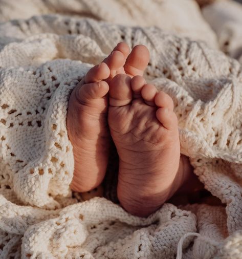 Newborn Photo Outdoor, Newborn Photos Basket, Outdoors Newborn Photography, Newborn Shoot Outdoor, Newborn Photoshoot Girly, Newborn Videography, Outdoor Newborn Pictures, Outdoor Lifestyle Newborn Photography, Minimalist Newborn Photography