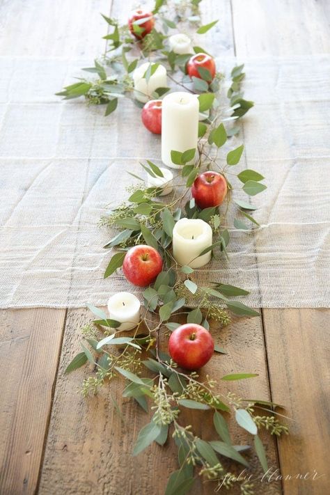 Easy Apple Centerpiece | Julie Blannerf Thanksgiving Table Settings Rustic, Thanksgiving Table Settings Diy, Diy Thanksgiving Centerpieces, Apple Centerpieces, Elegant Thanksgiving Table, Thanksgiving Table Centerpieces, Thanksgiving Centerpieces Diy, Thanksgiving Home Decorations, Fall Table Centerpieces