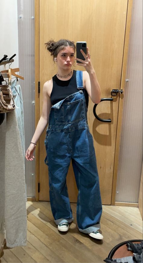 Cardigan And Overalls, Indie Overalls Outfit, 90s Dungarees Outfit, Jean Overall Outfits Summer, Grunge Overalls Outfits, Baggy Overalls Outfit 90s, Y2k Hairstyles For Short Hair, 90s Overalls Outfit, Salopette Outfit