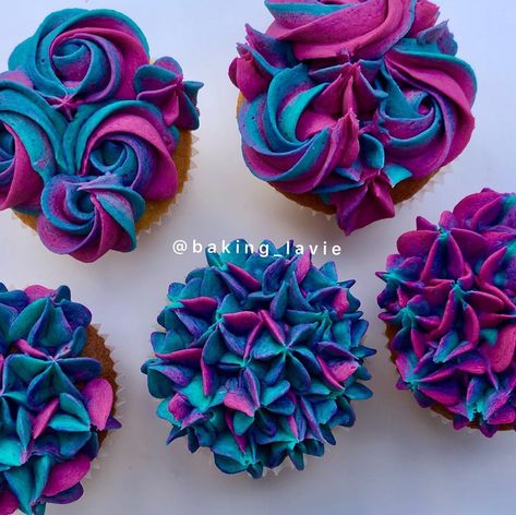 Blue Purple Cupcakes, Pink Purple Blue Cupcakes, Hot Pink Cupcakes, White Wedding Cupcakes, Black Cupcakes, Cake Pop Designs, Red Cupcakes, Purple Cupcakes, Blue Icing