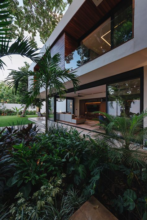 Brazilian House Architecture, Nature Architecture, Retractable Glass Doors, Architecture Home, Urban Island, Building Designs, Concrete Houses, Concrete House, Tropical Architecture