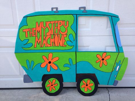 Scooby Doo Parade Float, Mystery Machine Van Cardboard Diy, Mystery Machine Photo Prop, Mystery Machine Trunk Or Treat Ideas, Mystery Machine Photo Booth, Halloween Trailer Decor, Mystery Machine Trunk Or Treat, Diy Mystery Machine, Mystery Machine Costume