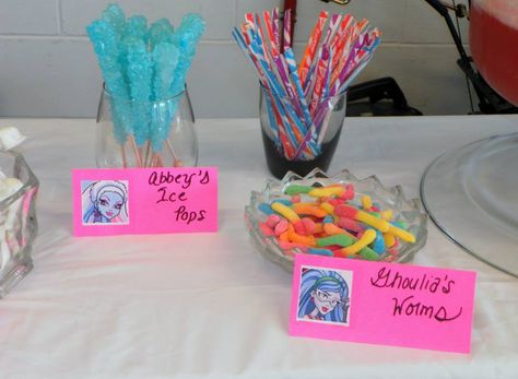 Monster High Party Snacks: Used cotton candy rock candy for Abbey and gummy worms for Ghoulia. Monster High Birthday Party Food, Monster High Snacks, Monster High Bday Party, Monster High Food, Monster High Birthday Party, Monster High Party, 9th Birthday Parties, Gummy Worms, Bday Girl