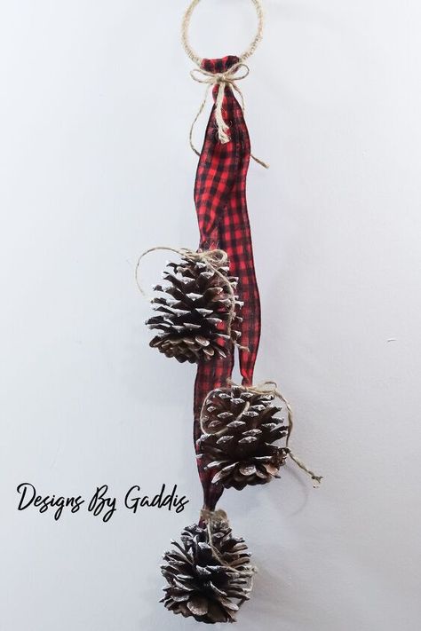 Elegant Christmas Centerpieces, Natural Fall Decor, Pottery Barn Christmas, Rustic Door, Door Hangers Diy, Diy Pinecone, Gorgeous Centerpieces, Foam Pumpkins, Hanger Diy