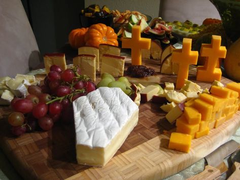 Turn a delicious cheese plate into a spooky grave yard with these classy halloween party tips from Kathleen's Confections. Classy Halloween Party, Snack Halloween, Recetas Halloween, Diy Halloween Treats, Halloween Dinner Party, Diy Cheese, Halloween Party Dinner, Halloween Fest, Food For Party