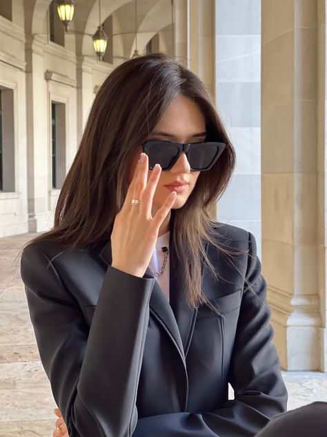 Black blazer, fitted with black sunglasses, fashion Inspo Black Dress With Sunglasses, Models With Sunglasses, Girl With Sunglasses Aesthetic, Black Glasses Girl, Pose With Sunglasses, Photo With Sunglasses, Model With Sunglasses, Black Sunglasses Outfit, Independent Aesthetic