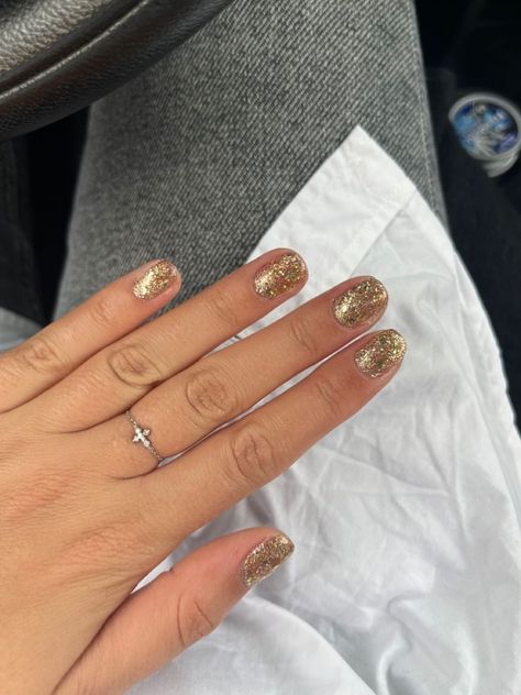 60 New Year's Nail Art Ideas that'll Make You Sparkle Gold Gel Nails Short, Solid Gold Nails, Glittery Gold Nails, Gold Nails Sparkly, Gold Shimmer Nails, Sparkly Gold Nails, Golden Glitter Nails, Nails Theory, Gold Sparkly Nails