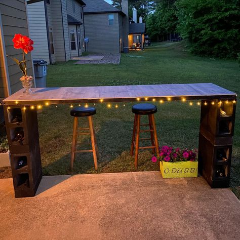 Garden Bar Table Ideas, Cinder Blocks Furniture, Diy Cinder Block Outdoor Bar, Cinder Block Counter Outdoor, Diy Backyard Seating On A Budget, Pallet And Cinder Block Projects, Campsite Bar Ideas, Outdoor Bar Cinder Block, Diy Outside Table Patio