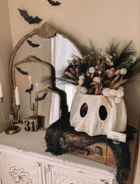 Halloween Entryway, Halloween Decor Diy, Classy Halloween, Casa Halloween, Boho Halloween, Farmhouse Halloween, Diy Halloween Decor, Elegant Halloween, Halloween Tattoo