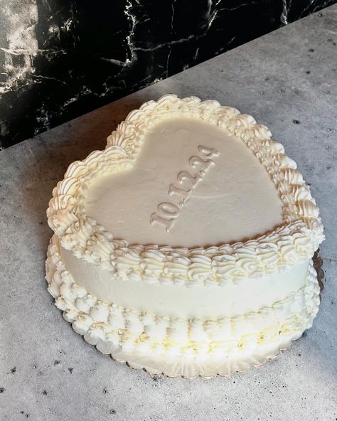 Couples Wedding Cake, Heart Shaped Birthday Cake For Women, Heart Shaped Wedding Cakes Simple, Vintage Anniversary Cake, Vintage Wedding Cake Heart, Pictures Of Couples, Lambeth Cakes, Heart Shaped Wedding Cakes, Heart Shaped Birthday Cake