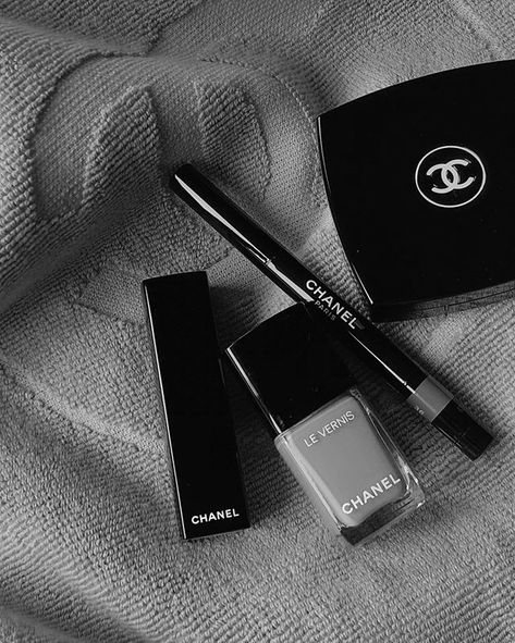 Jessica Alizzi on Instagram: “#chanelmakeup obsessed 🖤” Drugstore Eyeshadow Palette, Black And White Makeup, Patchouli Perfume, Phone Background Wallpaper, New Year's Makeup, Feed Insta, Cream Aesthetic, Black Makeup, Chanel Makeup