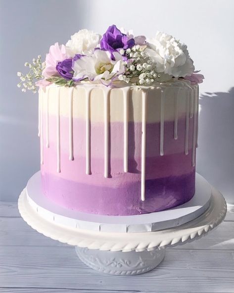 Purple ombré and white drip, topped with fresh flowers Birthday Cake For Papa, Ombré Cake, Girly Birthday Cakes, Violet Cakes, Purple Cakes Birthday, 25th Birthday Cakes, White Birthday Cakes, Cake With Flowers, Birthday Cake With Flowers