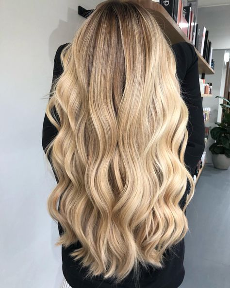 HONEY BLONDE 🍯 Huge transformation by @steph_edwardsandco to achieve this bright, creamy blonde! Check out her post for the… Short Bleached Hair, Blonde Dreadlocks, Hair Color Guide, Honey Blond, Blond Balayage, Creamy Blonde, Honey Blonde Hair, Blonde Hair Inspiration, Balayage Hair Blonde