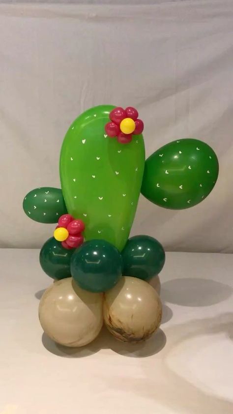 Cactus Party Centerpieces, Balloon Cactus Diy, Cactus Balloon Diy, Taco Balloon Arch, Cactus Balloon Sculpture, Cactus Balloon Arch, Cactus Centerpiece Ideas, Cactus Balloons, Cactus Centerpiece