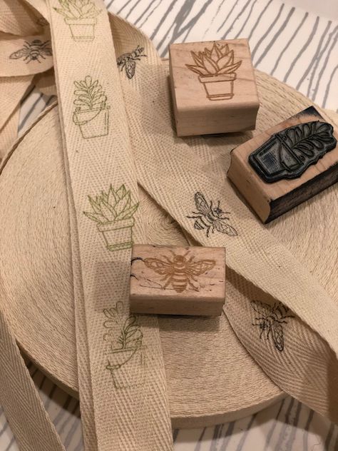 Plant and bee stamped ribbon Make Your Own Gift Bags, Eco Friendly Gift Wrapping, Diy Bags, Muslin Bags, Diy Stamp, Bag Packaging, Fabric Bags, Eco Friendly Gifts, Art Crafts