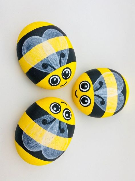 Rock Bees Painted Stones, Bee Stone Painting, Bee Pebble Art, Rock Painting Ideas Bugs, Pet Rock Painting Ideas, Rock Painting Bee Ideas, Painted Rock Bee, Bees Rock Painting, Bee Painted Rocks Ideas