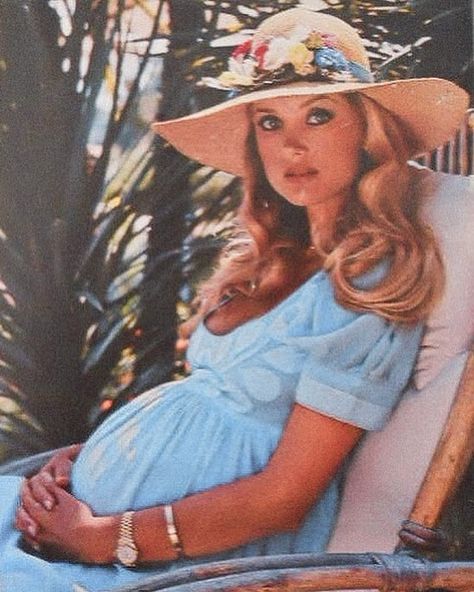 Barbara Bouchet 60s, 60s Maternity Fashion, 70s Pregnant Fashion, 60s Pregnant Fashion, 70s House Wife, 60s Pregnant, 60s Housewife Aesthetic, Vintage Pregnancy Pictures, Vintage Housewife Aesthetic