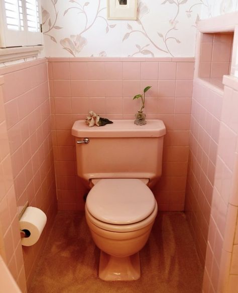 70s Bathroom, Pink 70s, Peach Bathroom, 70s Interior Design, Pink Toilet, 70s Interior, Pink Retro, Cute Room Ideas, Pink Bathroom