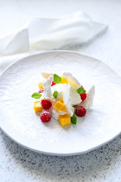 Meringue, Mango & Raspberries - Temptation For Food #dessert #plating Vacation Recipes, Dessert Styling, Thyme Butter, Dinner Party With Friends, Smoked Garlic, Gourmet Dishes, Dessert Design, Dinner Party Desserts, Chipotle Aioli