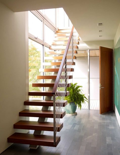 Surfside / Stelle Architects Stringer Staircase, Modern Staircase Railing, Wood Railings For Stairs, Interior Stair Railing, Interior Railings, Painted Staircases, Contemporary Stairs, Staircase Railing Design, Escalier Design