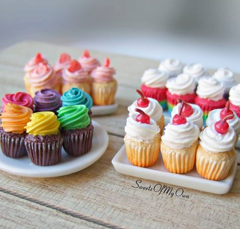 Polymer Clay Mini Cupcakes, Mini Foods Clay, Miniature Cupcakes, Polymer Clay Cupcake, Miniature Food Tutorials, Crea Fimo, Miniture Food, Miniature Bakery, Tiny Treats