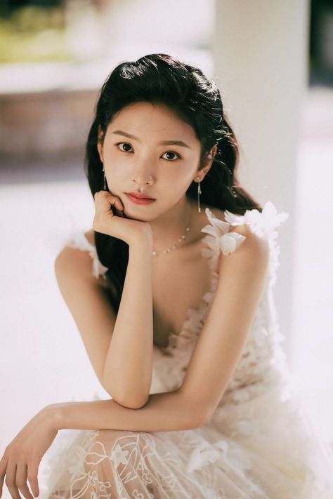 Zhang Ruonan, Poses For Photos, Chinese Actress, Girly Art, Entertainment Industry, Entertainment News, Photo Shoot, Latest News, My Girl